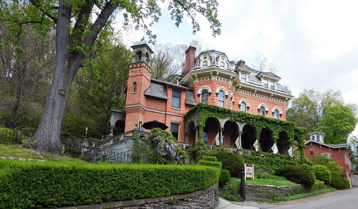 NEW ENGLAND MURDER MYSTERY